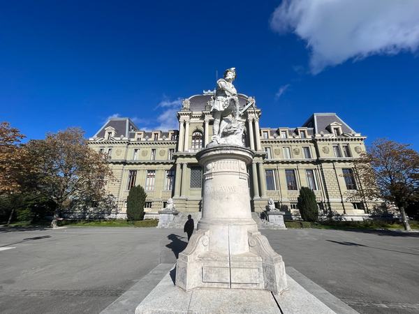 Lausanne en e-bike avec un guide local et indépendant: du lac Léman à la vieille ville