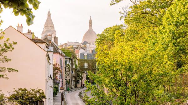 Paris Montmartre Walking Tour: Moulin Rouge to Sacré-Cœur