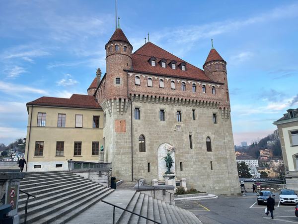Lausanne en e-bike avec un guide local et indépendant: du lac Léman à la vieille ville