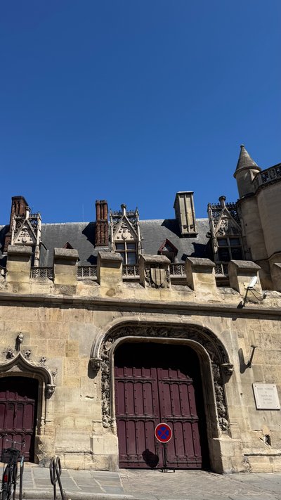 Creating memories in the Latin Quarter (with mic)
