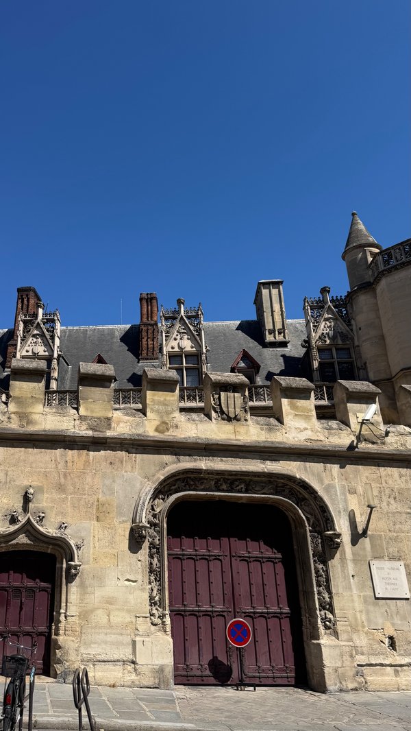 Creating memories in the Latin Quarter (with mic)