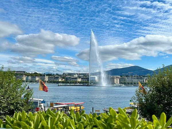 Lake Geneva with the Jet d'Eau and the city behind it